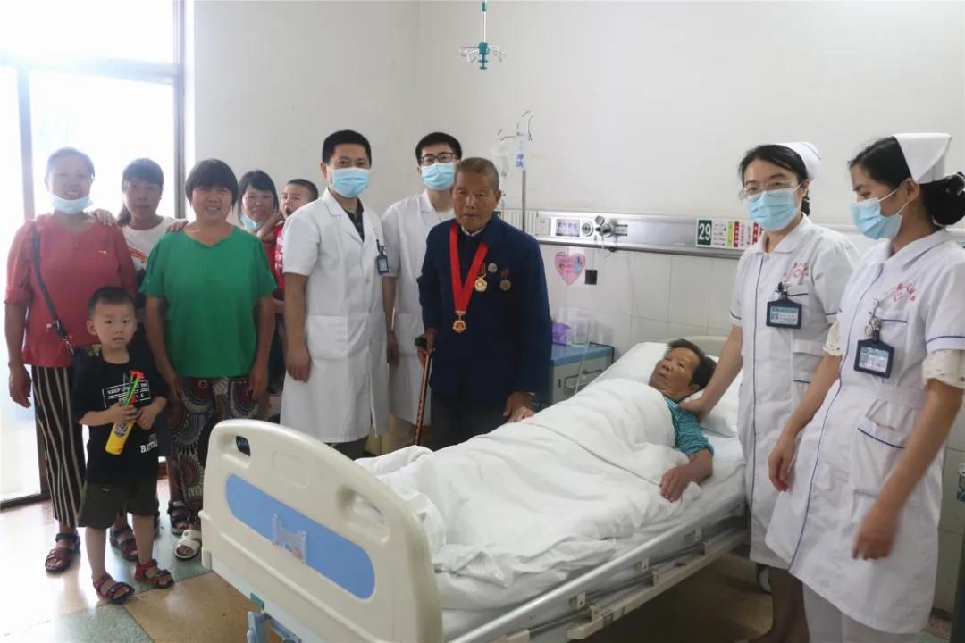 遇见温暖，遇见爱情——隆回95岁抗美援朝老兵外科病房陪老伴过85