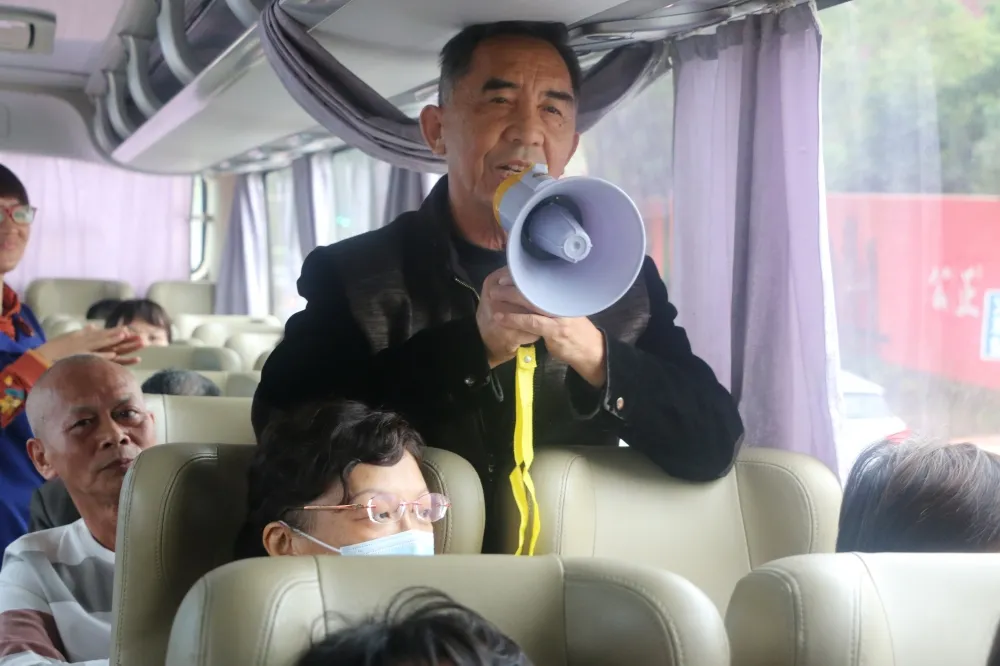 重阳出游敬老情丨我院组织退休职工打卡隆回“网红村”