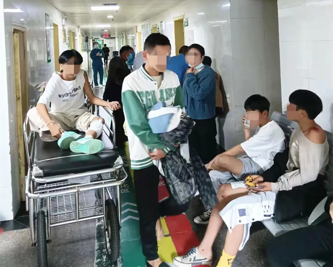 隆回：6少年无证驾驶摩托车连环相撞，紧急送县人民医院......