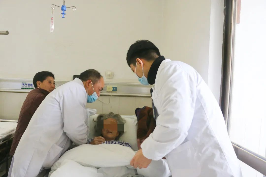 隆回县人民医院成功为一名年近百岁老人进行骨科手术