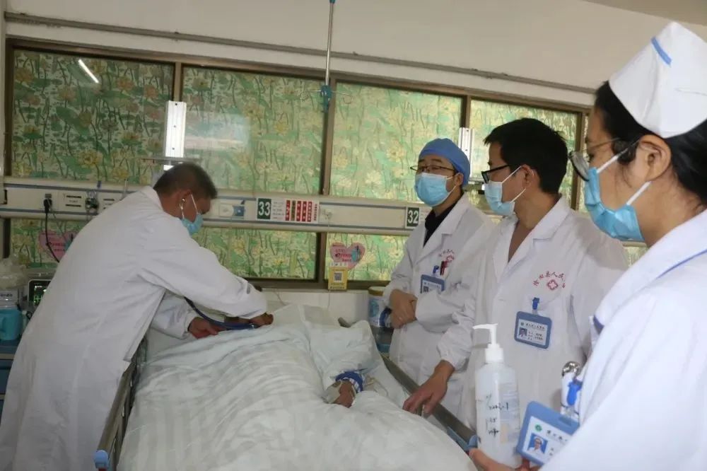 隆回县人民医院：抗疫中途脑出血命悬一线，神经外科专家显微镜下两度“开颅”成功解除危机
