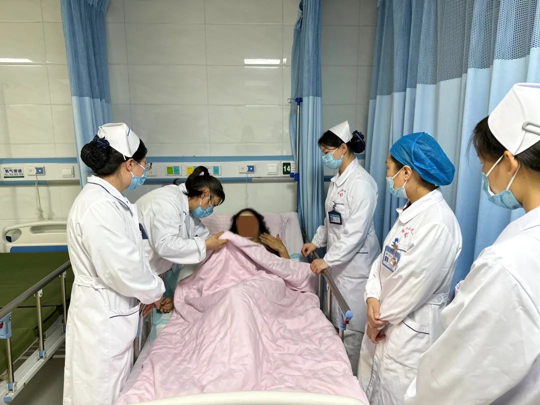 隆回县人民医院：产妇家中分娩出血性休克，医护连夜奔赴抢救转危为安