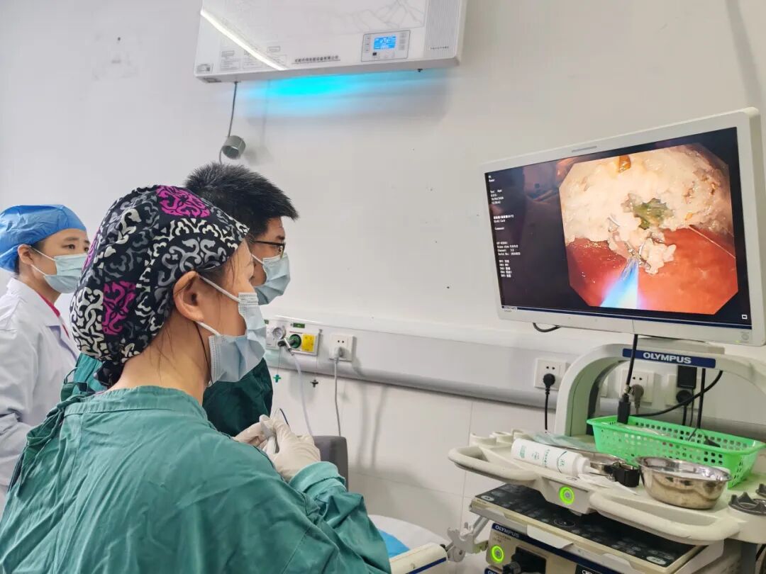 刚刚：出大事了！我的假牙掉到胃里面去了！——六旬大叔误吞假牙，内镜下惊险“拆弹”